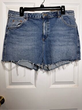 Topshop Mom Denim Cutoff Shorts Light Wash Distressed Raw Hem Size 14